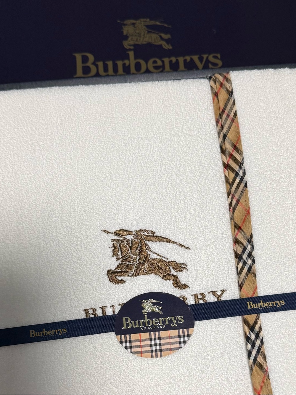 Burberrys Vintage White XL 💯 Cotton Towel with Signature Check Trim! NWB - Picture 2 of 6